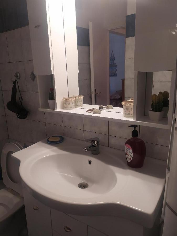 Small And Cosy Appartment- Piccolina Лоутраки Экстерьер фото